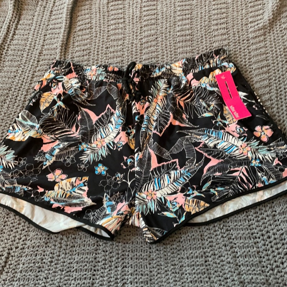 New with tags black print shorts. Size 3X